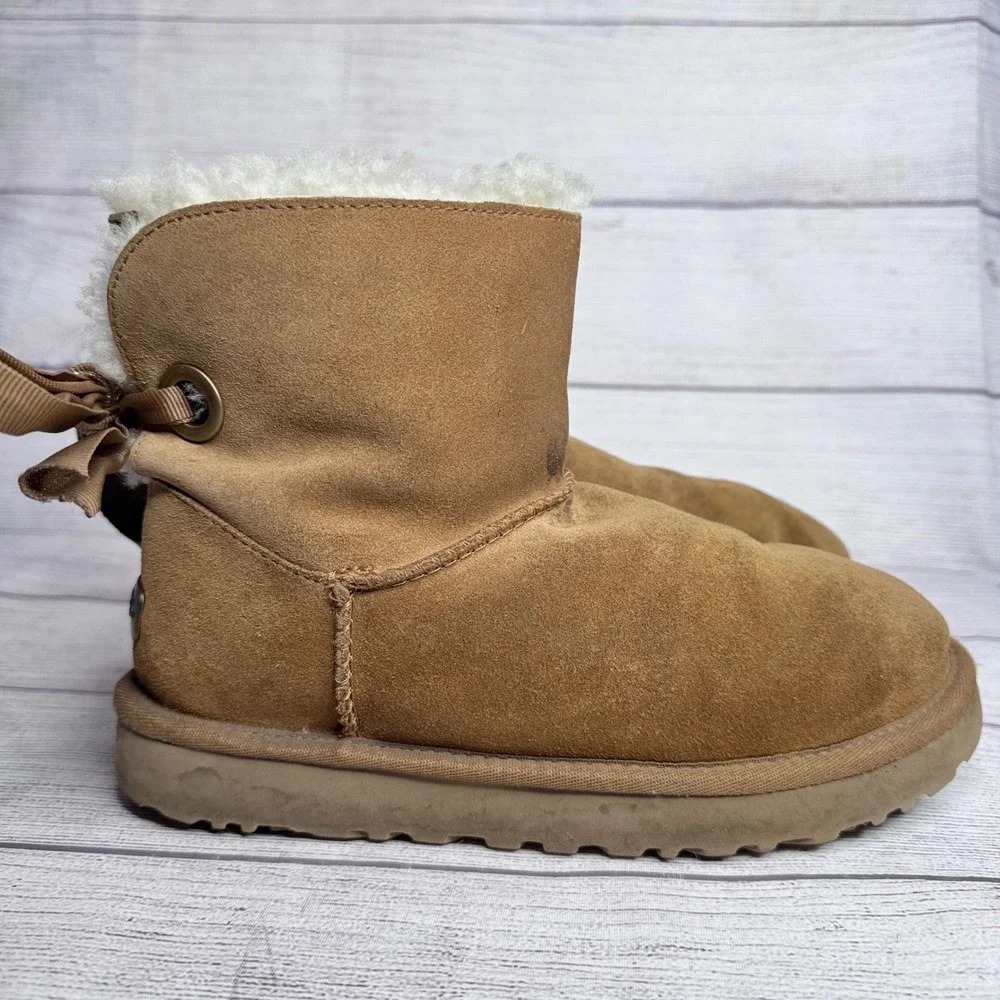 UGG‎ Gita Bow Chestnut Suede Ankle Boots Women 7 Sheepskin Lining 1100223